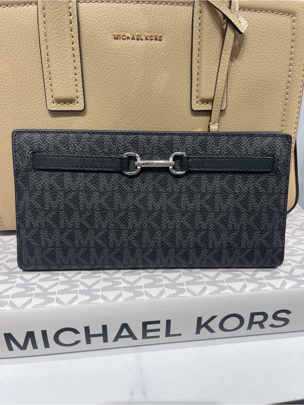 Michael Kors Carson Large Signature Logo Snap Wallet
Black/Silver Hardware
NWT - Picture 2 of 16